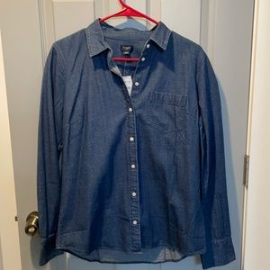 Darkwash women’s denim shirt with tags on.